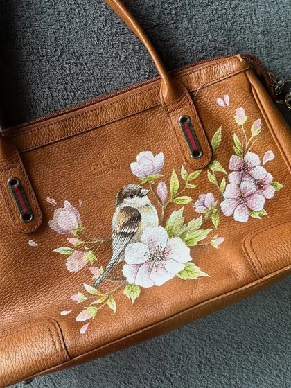 Another look at the nature-inspired artwork on the Gucci purse.