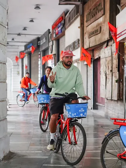 A peace sign from a happy rider in Connaught Place. It's the simple moments of joy and connection that make our tours so special.