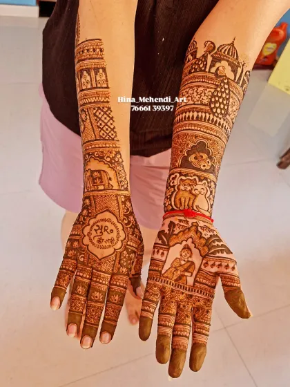This design is full of personal touches, including portraits of the couple's pets and a special symbol representing 'mom' in Marathi script.