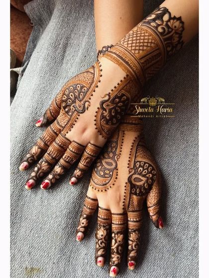 A fancy back-hand design with a central peacock trail, perfect for bridesmaids or guests who want something stylish and not too heavy.