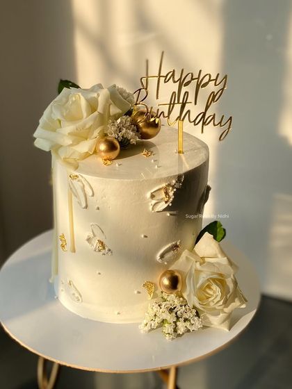 Elegant Floral & Minimalist Cakes photo 39