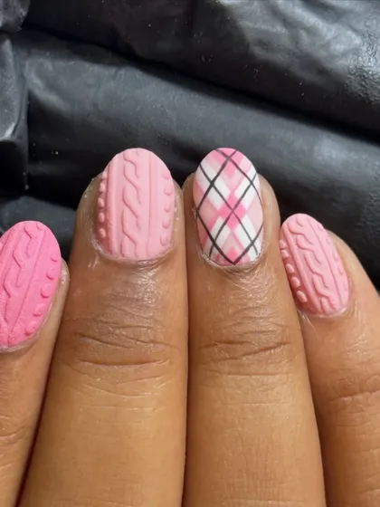 Even if it's not sweater weather, you can still rock this cozy look. This set features a 3D cable-knit sweater texture and a plaid accent nail.