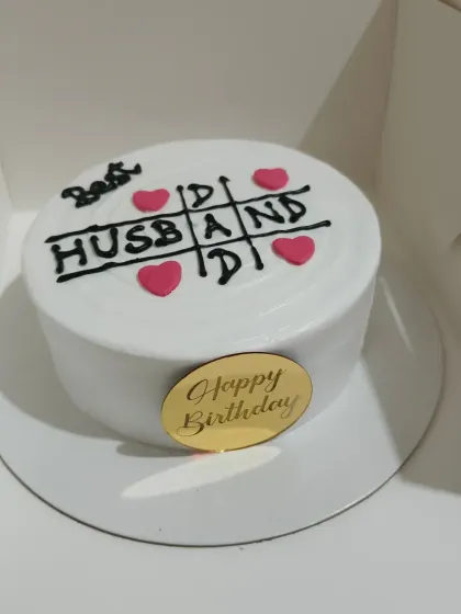 A clever "Best Husband" tic-tac-toe design on a minimalist cake.