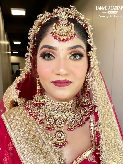 A flawless bridal look is the dream of every bride and the goal of every professional makeup artist. In our advanced bridal makeup course, we teach you how to create stunning, timeless looks like this, complete with intricate jewelry setting and long-lasting application techniques.