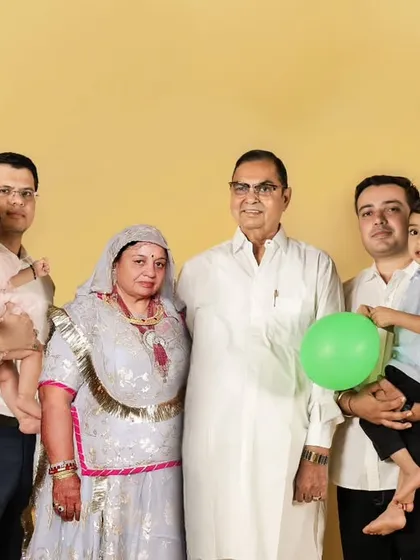 Another beautiful portrait of the extended family. Having everyone together, from grandparents to grandchildren, is a memory that will be cherished forever.