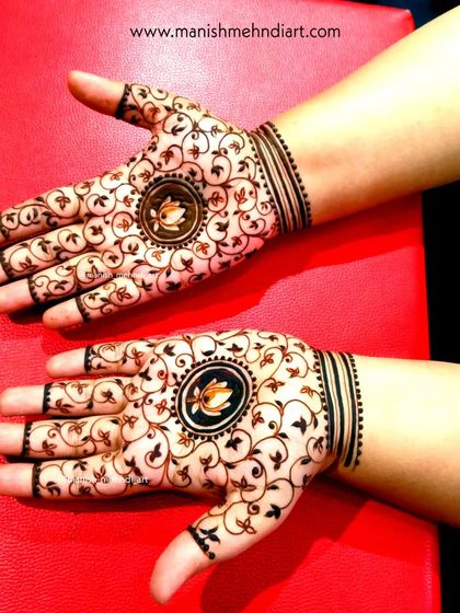 Simple & Chic Mehndi photo 25