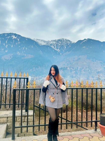 A final shot of the beautiful mountain view and my outfit. This image perfectly captures the "life in 4k" feeling of travel.