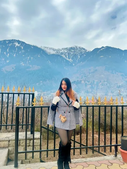 A final shot of the beautiful mountain view and my outfit. This image perfectly captures the "life in 4k" feeling of travel.