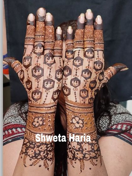 This playful back-hand design features a repeating pattern of crowns and floral elements.