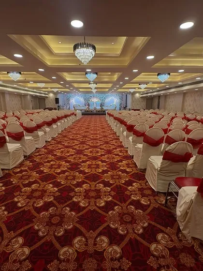 If you need a huge, pillarless AC banquet hall, Jashan Banquet near Seawoods station is a top choice. This photo shows the massive seating capacity, perfect for events with over 800 guests, ensuring no one has a blocked view.