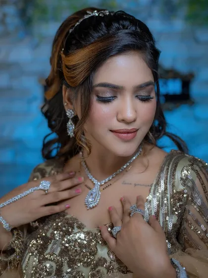 The complete look, featuring a glowing base, smokey eyes, and sparkling diamond jewelry. I teach how to balance makeup with accessories.