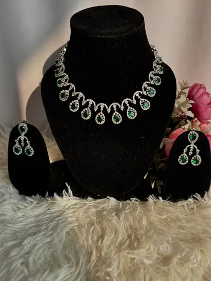 Our AD necklace set with emerald-green stones. This classic combination of silver and green is timeless and adds a touch of royalty to any look.