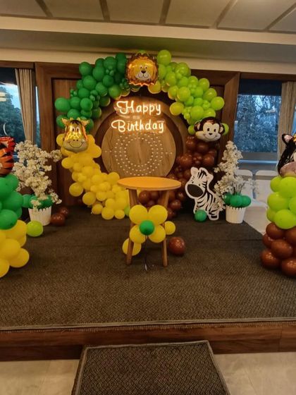 The complete jungle-themed stage decoration, ready for a wild birthday celebration.