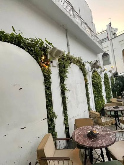 A wide shot of the courtyard at Diablo, where our natural green installations contribute to the overall serene and upscale atmosphere.