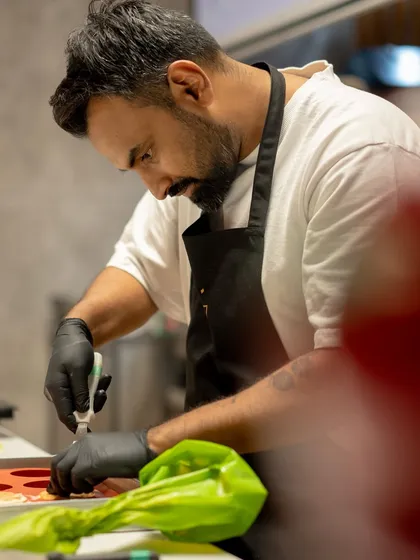 Chef Vinesh Johny focused on the details, preparing elements for a signature dessert during the four-hands masterclass.