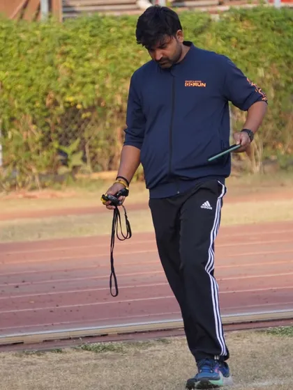 A candid moment on the track, always focused on the details of the training.
