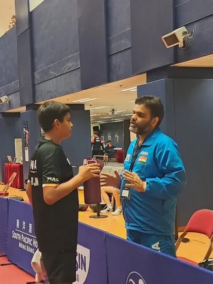 A crucial timeout talk with me during an intense match at WTT Hong Kong. Tactical guidance is a key part of my coaching.