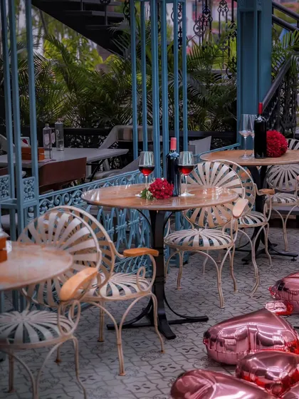 My patio, decorated for a celebration of love. With roses on the tables and balloons on the floor, the space transforms into a romantic haven.