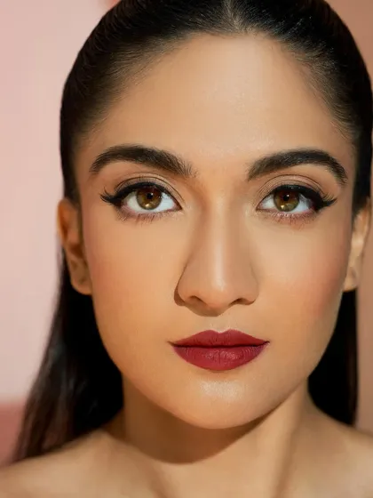 A full-face view of this timelessly glamorous look. It’s a testament to the fact that some makeup styles never go out of fashion.