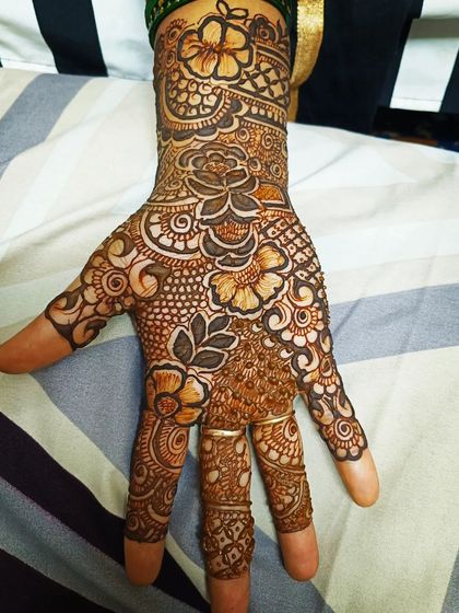 Fouzia Ahmed - Party & Festive Mehendi Classic Hand & Wrist Mehendi photo 4