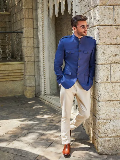 The deep ocean blue of this Irish linen jacket is truly captivating. Paired with breeches, it creates a powerful and modern sartorial statement.