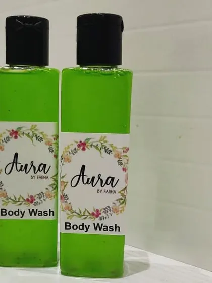 This is my luxurious transparent body wash, scented with lemongrass essential oil. It’s the perfect treat for a refreshing shower that awakens your senses.