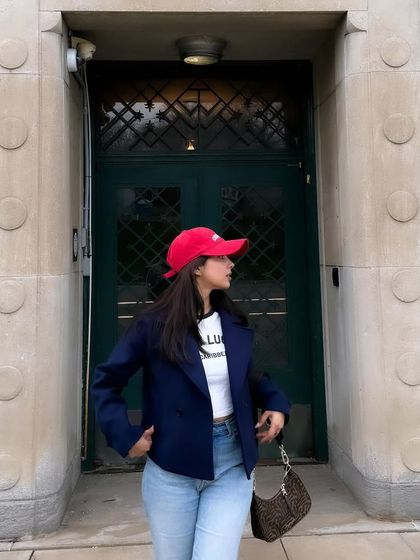 A shot showing the outfit from the side, highlighting the bag and the fit of the jeans.