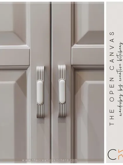 The handles are the jewels of any furniture piece. These elegant handles, with their ribbed metal texture and ceramic inlay, add a touch of classic luxury to the routed wardrobe doors.