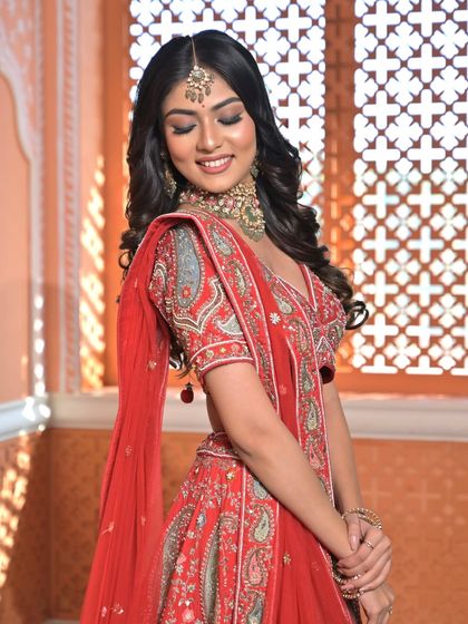 A complete bridal look featuring a heavy, gold-plated Kundan necklace, haath phool, and maang tikka, all available for rent.