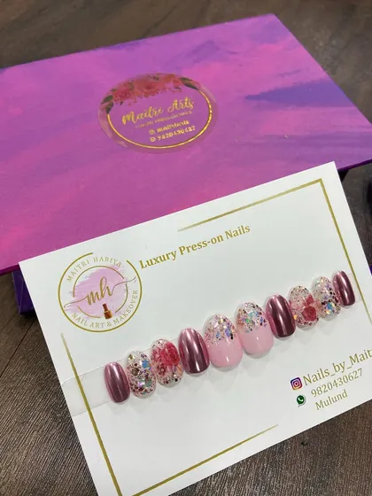 This press-on set combines a metallic rose color with chunky glitter accent nails for a fun and glamorous look.