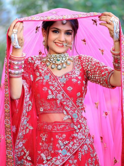 A complete bridal look featuring a heavy, gold-plated Kundan necklace, haath phool, and maang tikka, all available for rent.