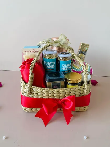 This premium Kauna basket is overflowing with festive treats for Diwali, including potato flakes, khatta meetha mix, and decorative items.