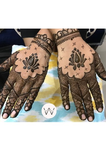 A simple and attractive design for bridesmaids, featuring a central lotus motif.