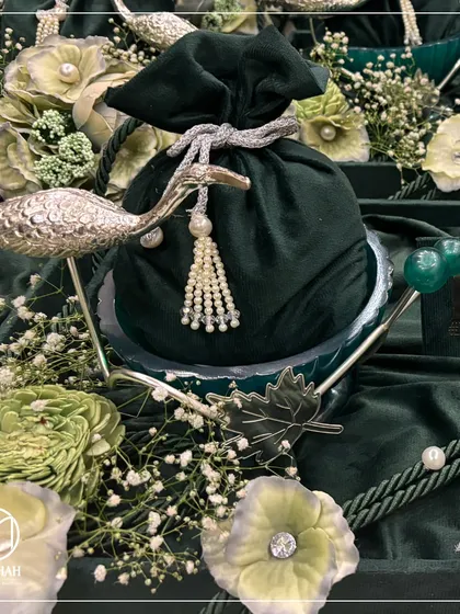 Another angle of our Heron Bowl, highlighting the fine details of the silver-finished bird and the rich green velvet of the potli. These are designed to be keepsakes that guests will cherish long after the wedding.