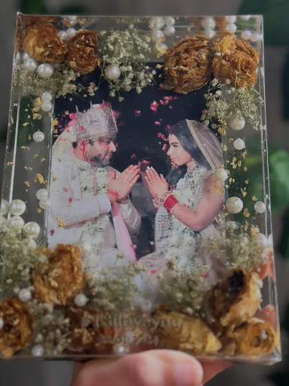 A simple and elegant rectangular frame with preserved white flowers and pearls. It shows that sometimes, less is more when it comes to preserving beautiful memories.