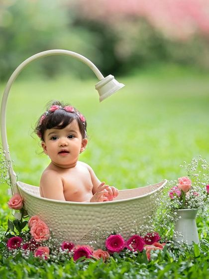 A lovely outdoor bath session with fresh flowers. This is a wonderful option for a unique and natural-looking sitter photoshoot.