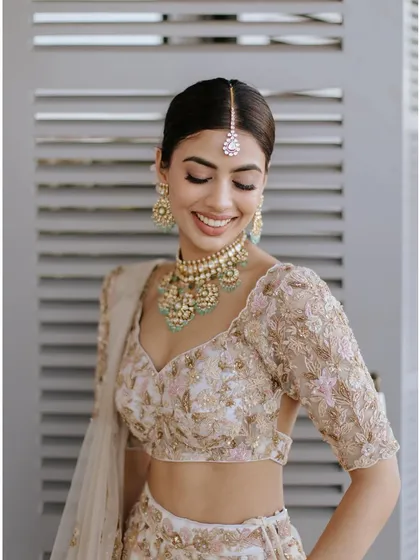 An absolutely gorgeous daytime Phera look. The soft pastel tones of her outfit are matched with a fresh, minimal makeup look, featuring glowing skin and a gentle smile. This is perfect for a modern, elegant bride.