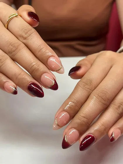 A deep red French tip with a thin gold glitter line. This small detail adds a lot of elegance to the design.