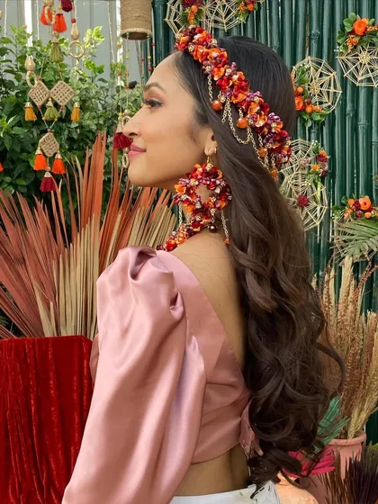 A stunning mehendi look with soft waves and a beautiful floral headpiece.