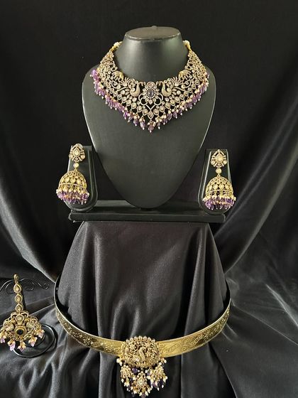 This purple Victorian choker set includes the choker, jhumkas, maang tikka, and a matching vaddanam. You can rent the full set or just the pieces you need.
