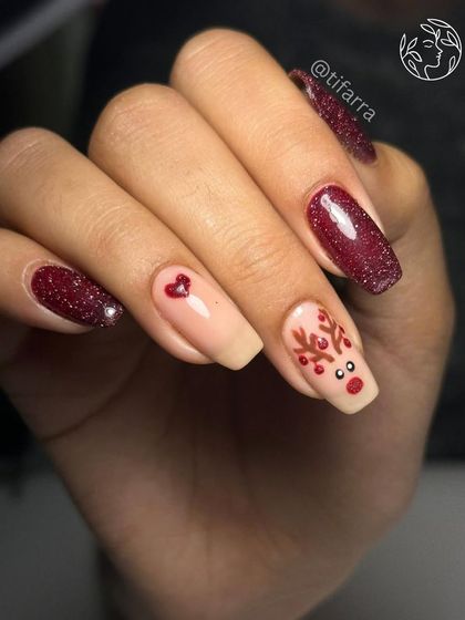 Oh deer, it’s Christmas. A cute hand-painted reindeer on a nude base, paired with sparkling red glitter nails.