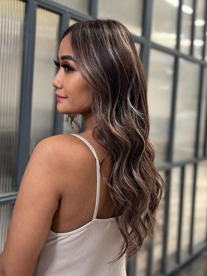 A side profile of this beautiful balayage, showcasing the seamless blend and soft, flowing waves. My goal is to create hair that looks amazing from every angle.