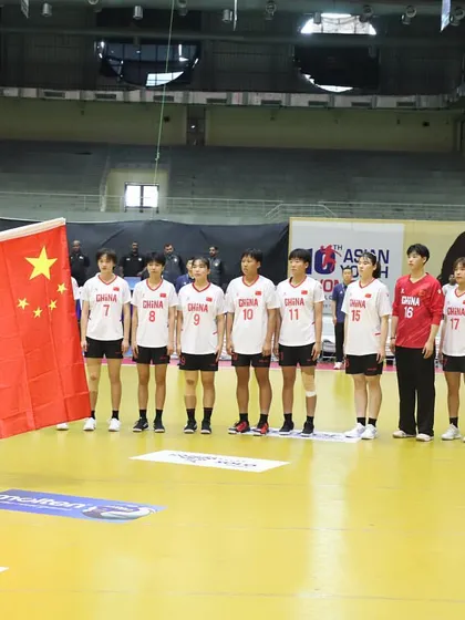 The Chinese team stands for their national anthem. Hosting the Asian Handball Championship demonstrates our capability as a top-tier international sporting venue.