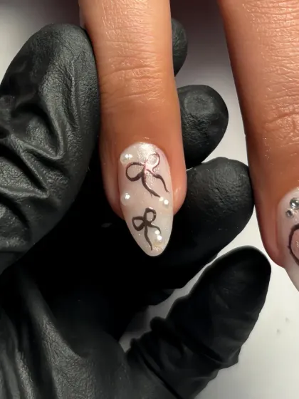Close-up of the hand-drawn bows and rose gold heart outline. This kind of delicate freehand work is one of my favorite things to do.