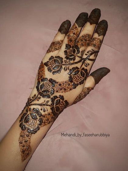 Another view of this light and elegant Khafif henna design.