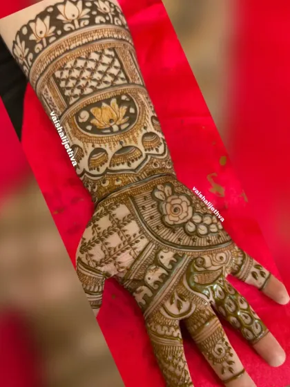 A complex bridal design that combines elephants, roses, lotuses, and multiple check patterns for a truly grand look.