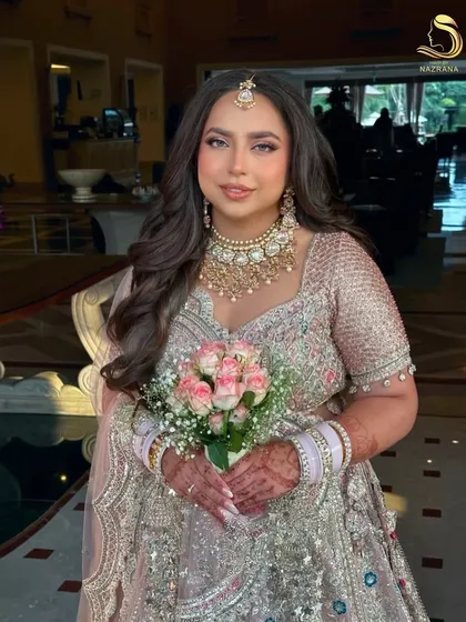 For the bride who loves minimalist charm, an open hair look can be pure magic. I styled these soft, romantic curls to frame her face beautifully, proving that sometimes the most simple styles make the biggest statement.