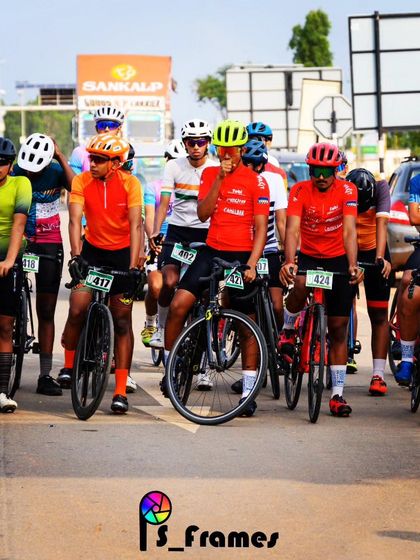 The U-18 start line, with young riders ready to race.
