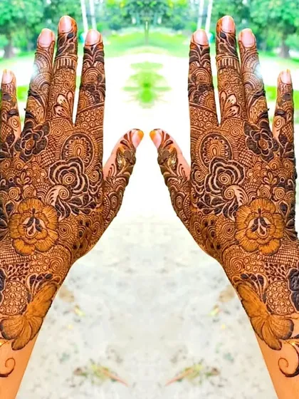 This full coverage design is perfect for the bride who loves detail. Every inch is filled with art, from the floral motifs on the palm to the delicate patterns on the fingertips.