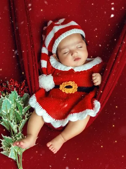 Capturing the peaceful innocence of a newborn is a privilege. This festive Santa-themed shoot shows how we can celebrate your baby's first holidays with a gentle and creative touch.